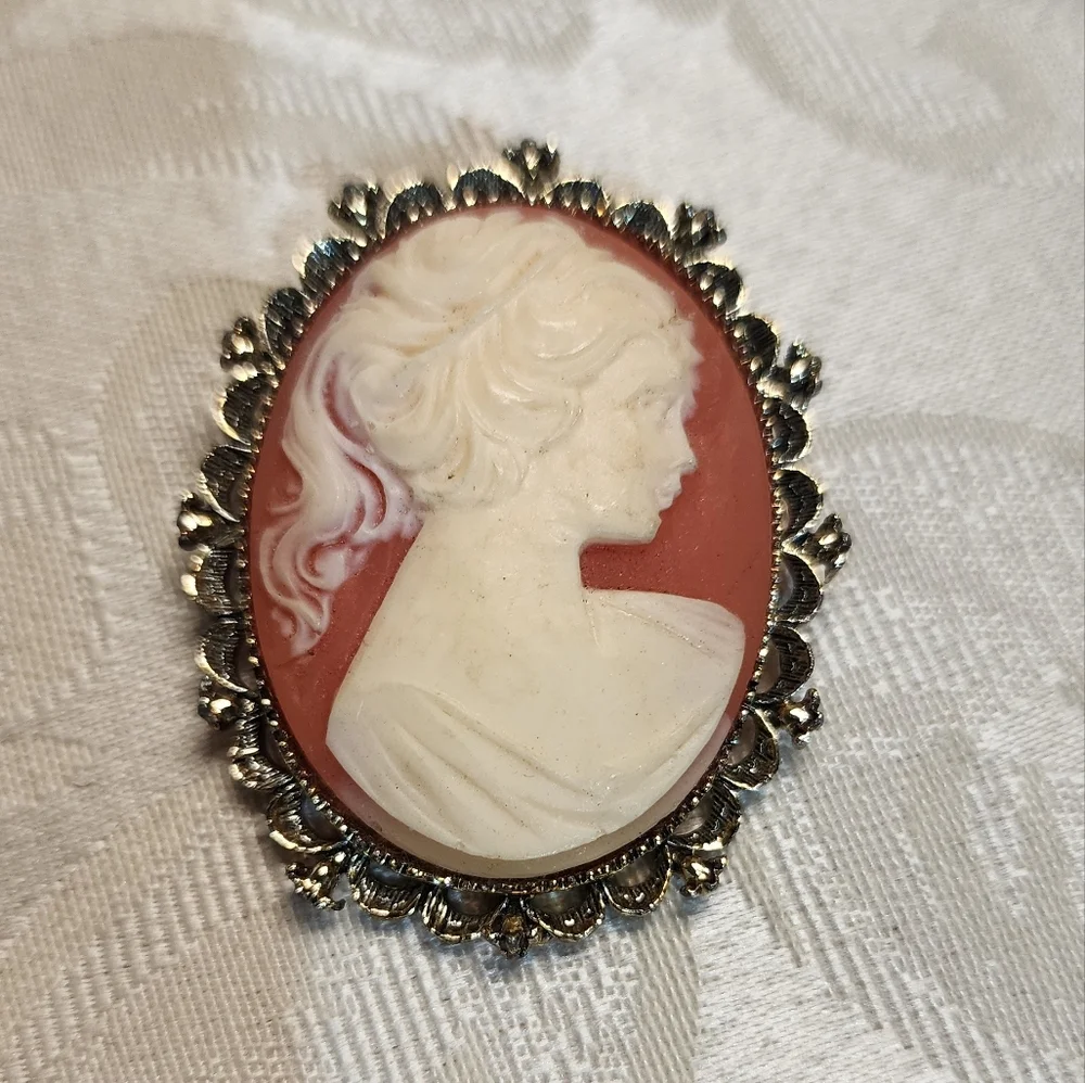 Large Antique/Vintage Gold Tone Hand Carved Cameo Ivory Lady Brooch Pin. Gerrys